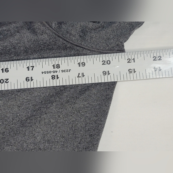 Under Armour Fitted Heatgear Long Sleeve V-neck Tee Women's size XL - Picture 2 of 10